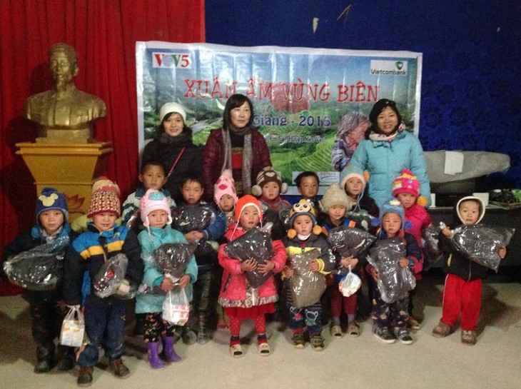 VOV5 вручил новогодние подарки жителям бедной общины Синкай провинции Хазянг - ảnh 1